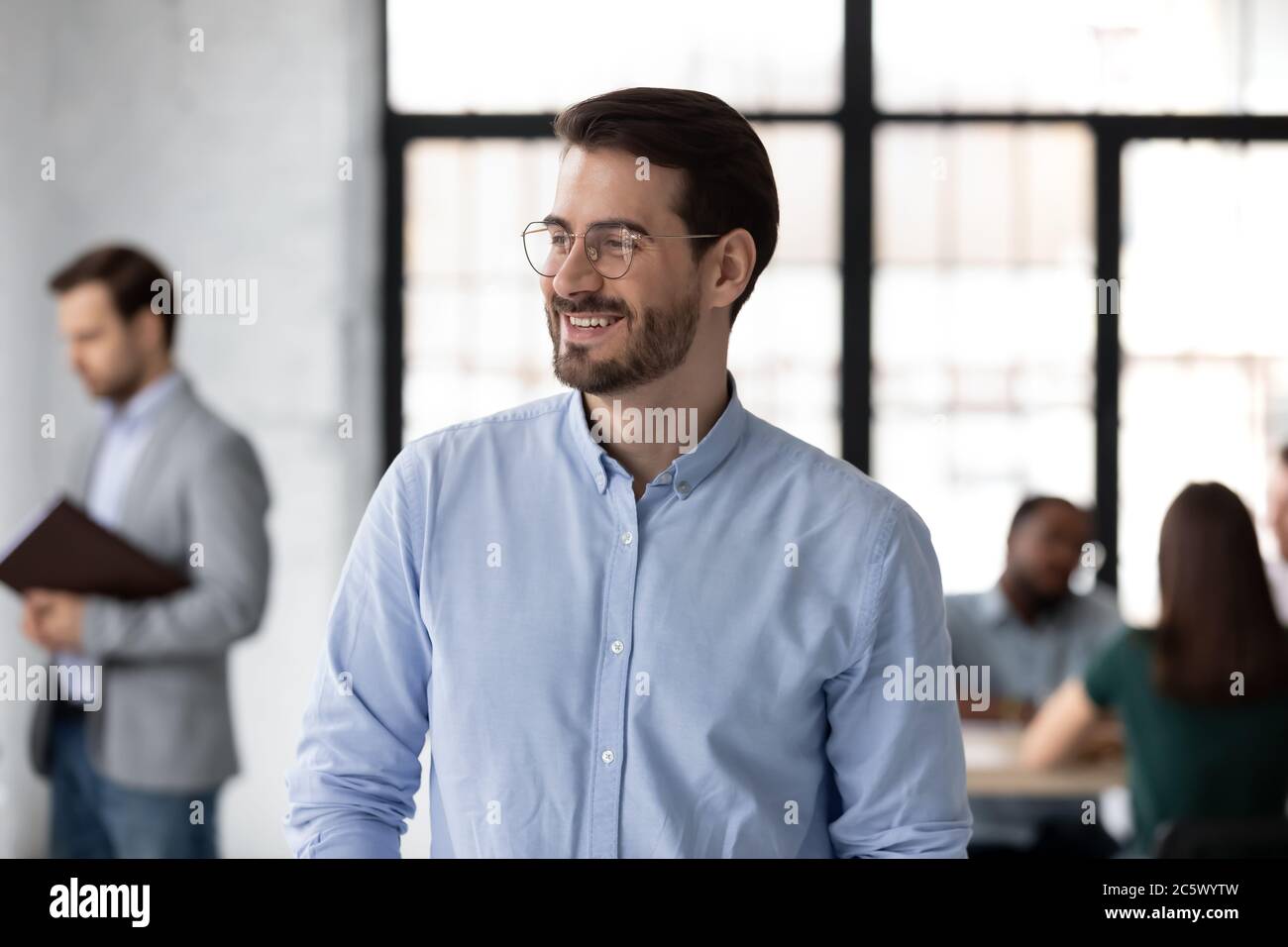 Headshot Portrait Firmeninhaber, Vision über erfolgreiches Zukunftskonzept Stockfoto