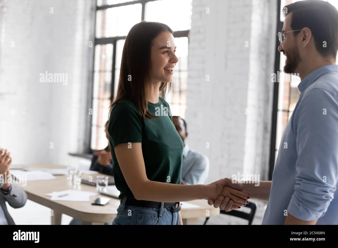 Mitarbeiter wurde gefördert, erhalten Lob vom Vorgesetzten während der Einweisung Stockfoto