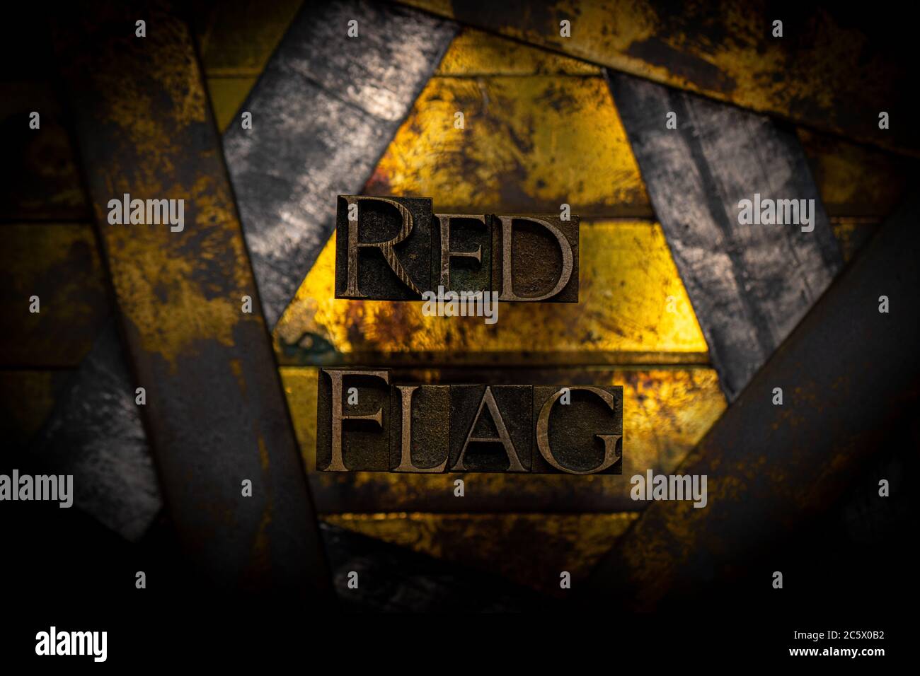 Red Flag Text mit echten authentischen Buchstaben auf vintage texturierten Silber Grunge Kupfer und Gold Hintergrund gebildet Stockfoto