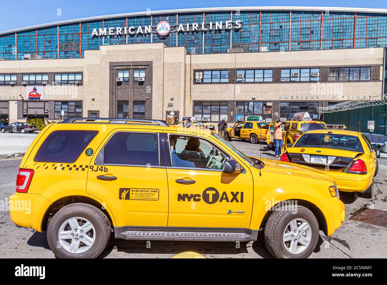 New York City, NY NYC Queens, LaGuardia Airport, LGA, Transport, American Airlines Terminal außen, Taxistand, gelbes Taxi, Taxis, Auto, Fahrzeug, Geländewagen Stockfoto