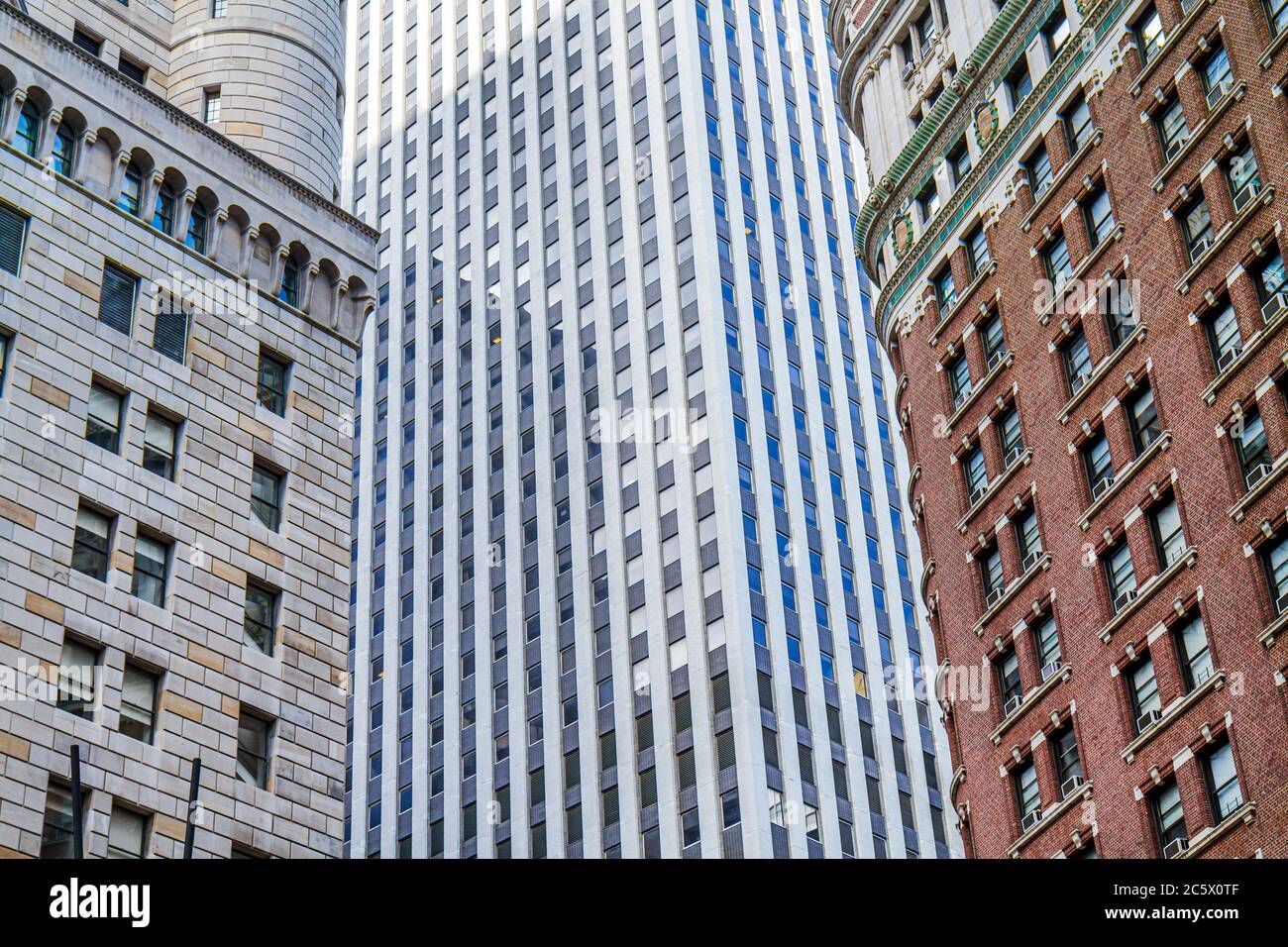 New York City, NYC NY Lower, Manhattan, Finanzviertel, FiDi, Gebäude, Hochhaus Wolkenkratzer Gebäude Kontrast Gebäude, alte, neue, moderne Bogen Stockfoto