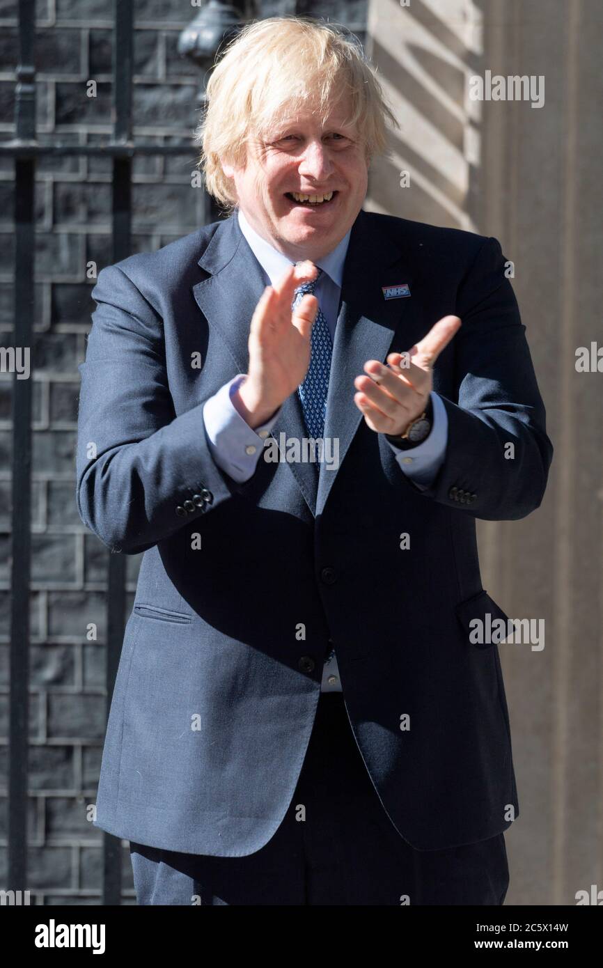 London, Großbritannien. Juli 2020. Der britische Premierminister Boris Johnson klatscht vor der Downing Street 10, um den 72. Jahrestag des National Health Service (NHS) in London, Großbritannien, am 5. Juli 2020 zu begehen. Großbritannien hat am Sonntag eine landesweite Runde des Klatschens erlebt, um den Mitarbeitern des NHS am 72. Jahrestag seiner Gründung Tribut zu zollen. Quelle: Ray Tang/Xinhua/Alamy Live News Stockfoto