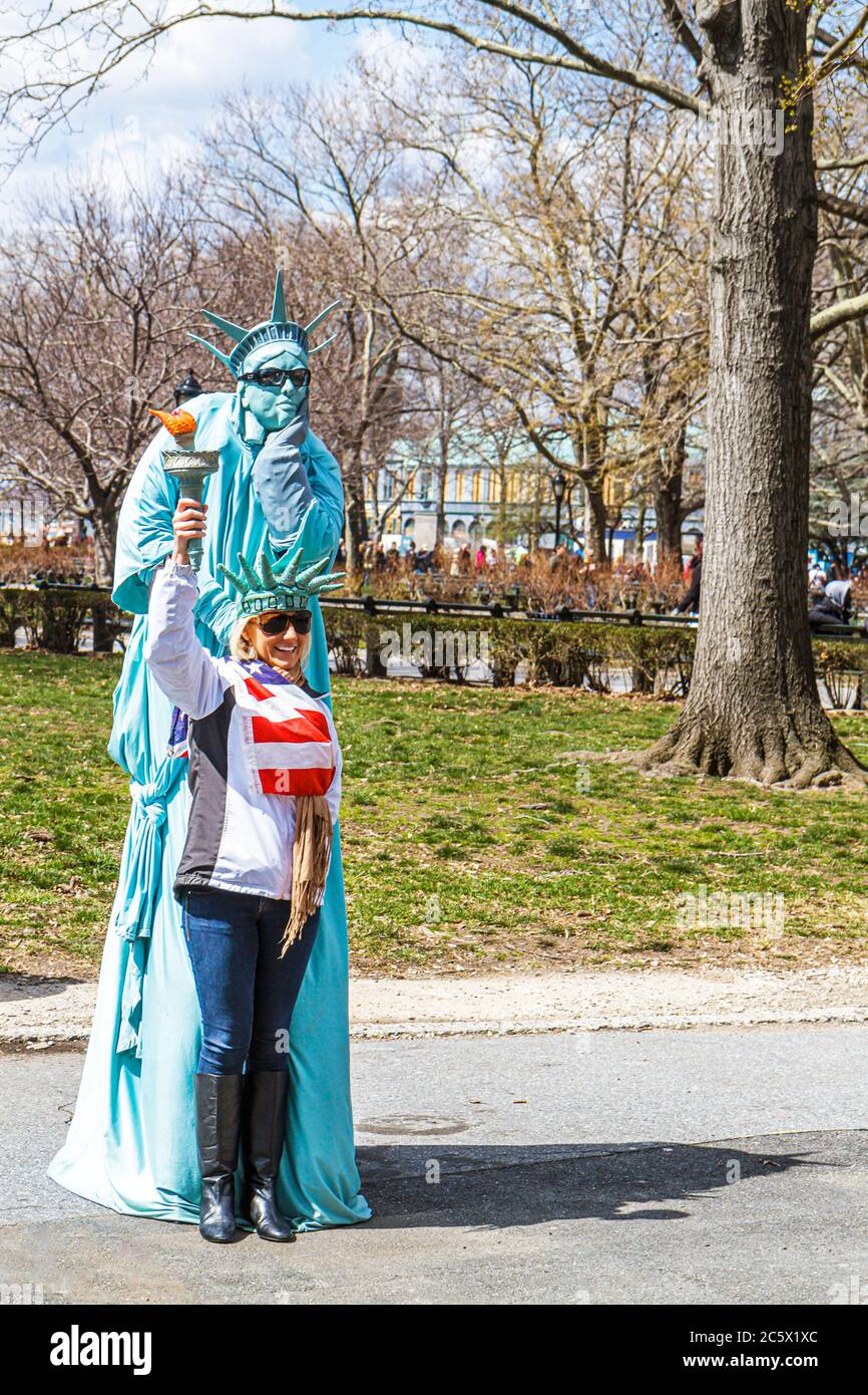 New York City, NYC NY Lower, Manhattan, Battery Park, Straßenkünstler, Bucking Tipps, Bucking, Pantomime, lebende Statue, Freiheitsstatue, Frau weibliche Erwachsene Stockfoto
