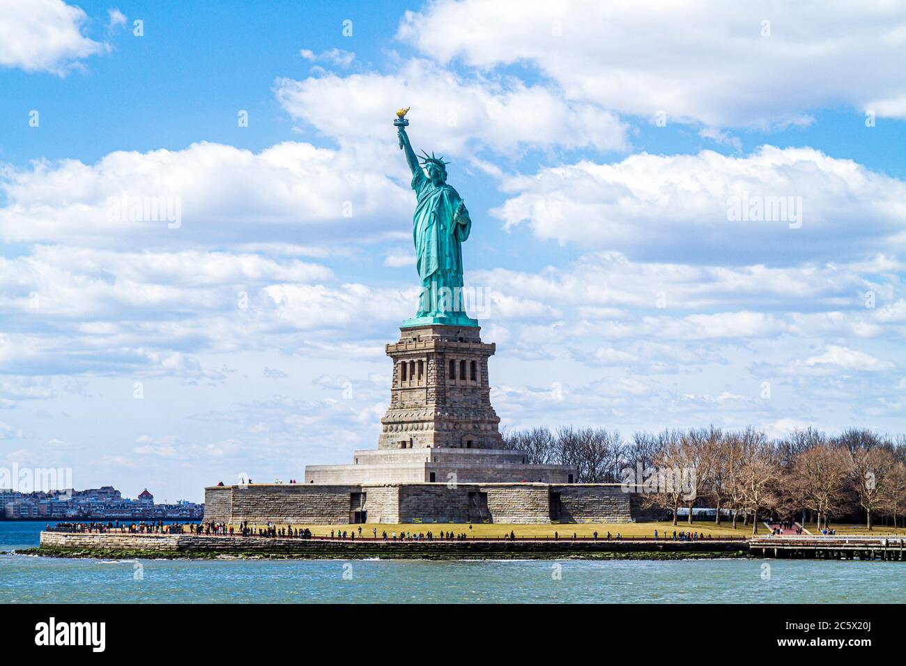 New York City, NY NYC Upper Bay, Statue Cruises, Statue of Liberty National Monument, Liberty Island, Freiheit, Symbol, Bartholdi, Bildhauer, Fackel, Tablet, Pedest Stockfoto
