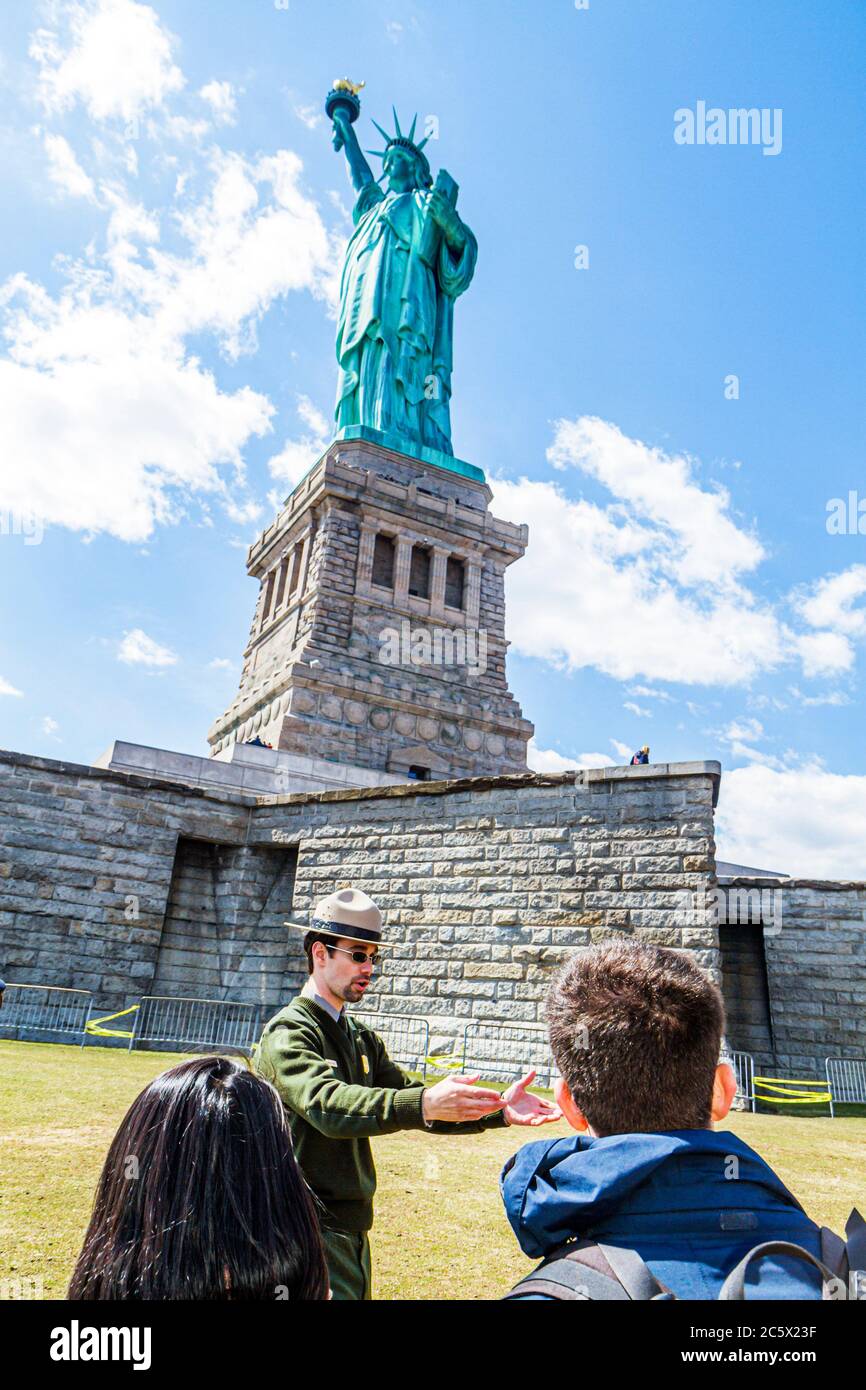 New York City, NY NYC Upper Bay, Statue Cruises, Statue of Liberty National Monument, Liberty Island, Freiheit, Symbol, Bartholdi, Bildhauer, Fackel, Tablet, Pedest Stockfoto