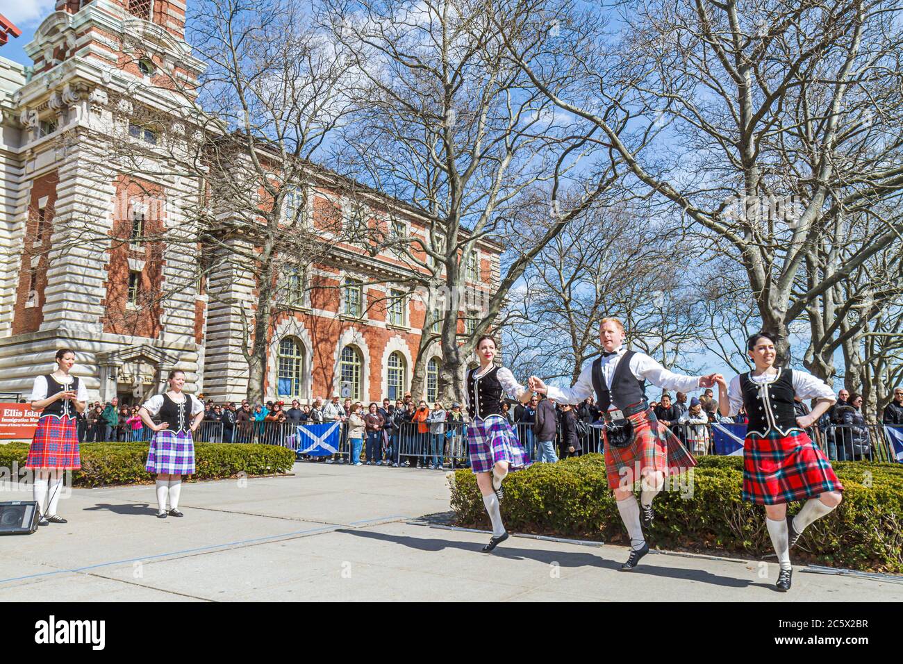New York City, NY NYC Freiheitsstatue National Monument, Ellis Island Immigration Museum, historische Stätte, Scots Guards of New Jersey, weibliche Frauen A Stockfoto