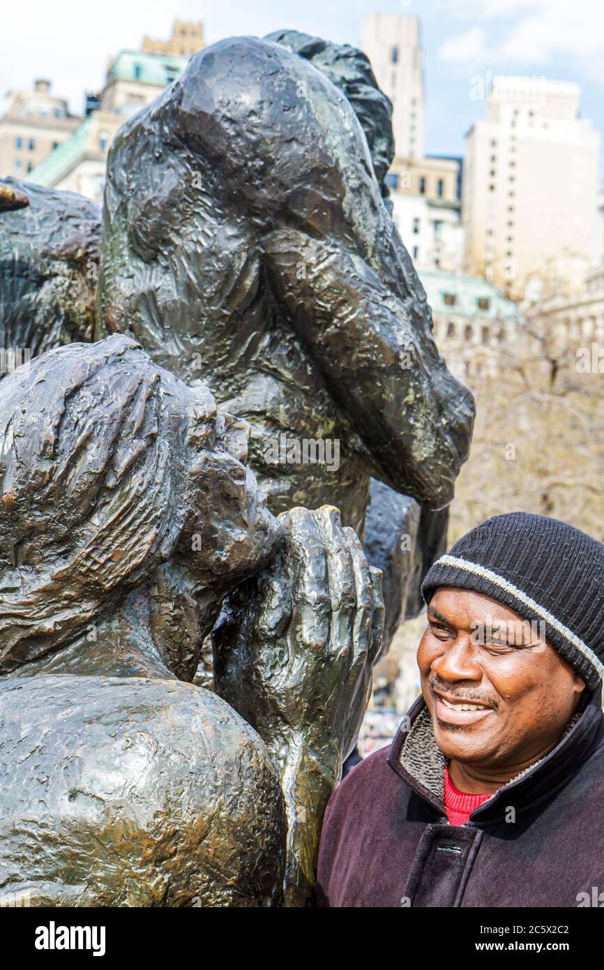 New York, New York City, NYC, Lower, Manhattan, Battery Park, Schwarze Afrikaner Ethnische Minderheit, Mann Männer Erwachsene Erwachsene Erwachsene, Wollmütze, Mantel, die Immi Stockfoto