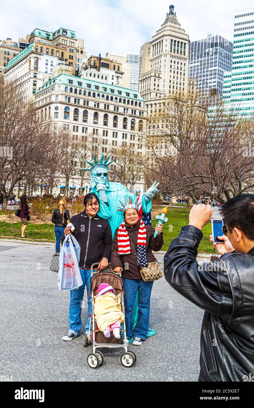 New York, New York City, NYC, Lower, Manhattan, Battery Park, Straßenkünstler, Busking Tipps, Straßenmusiker, Pantomime, lebende Statue, Freiheitsstatue, Asiaten ethnischen Asiaten Stockfoto