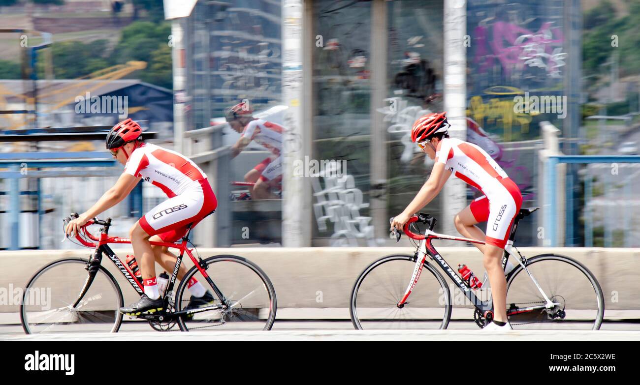 Belgrad, Serbien - 4. Juli 2020: Zwei Teenager-Jungen aus dem gleichen professionellen Team-Training, Fahrrad auf der Stadtstraße Brücke fahren Stockfoto