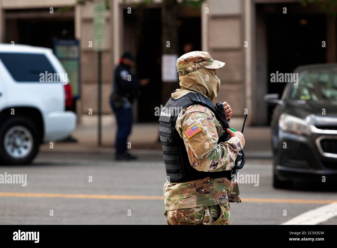 Ein Mitglied der DC National Guard steht an der Ecke der 14. Und Vermont Street, um Proteste in der drückenden Hitze, Washington, DC, USA, zu überwachen Stockfoto