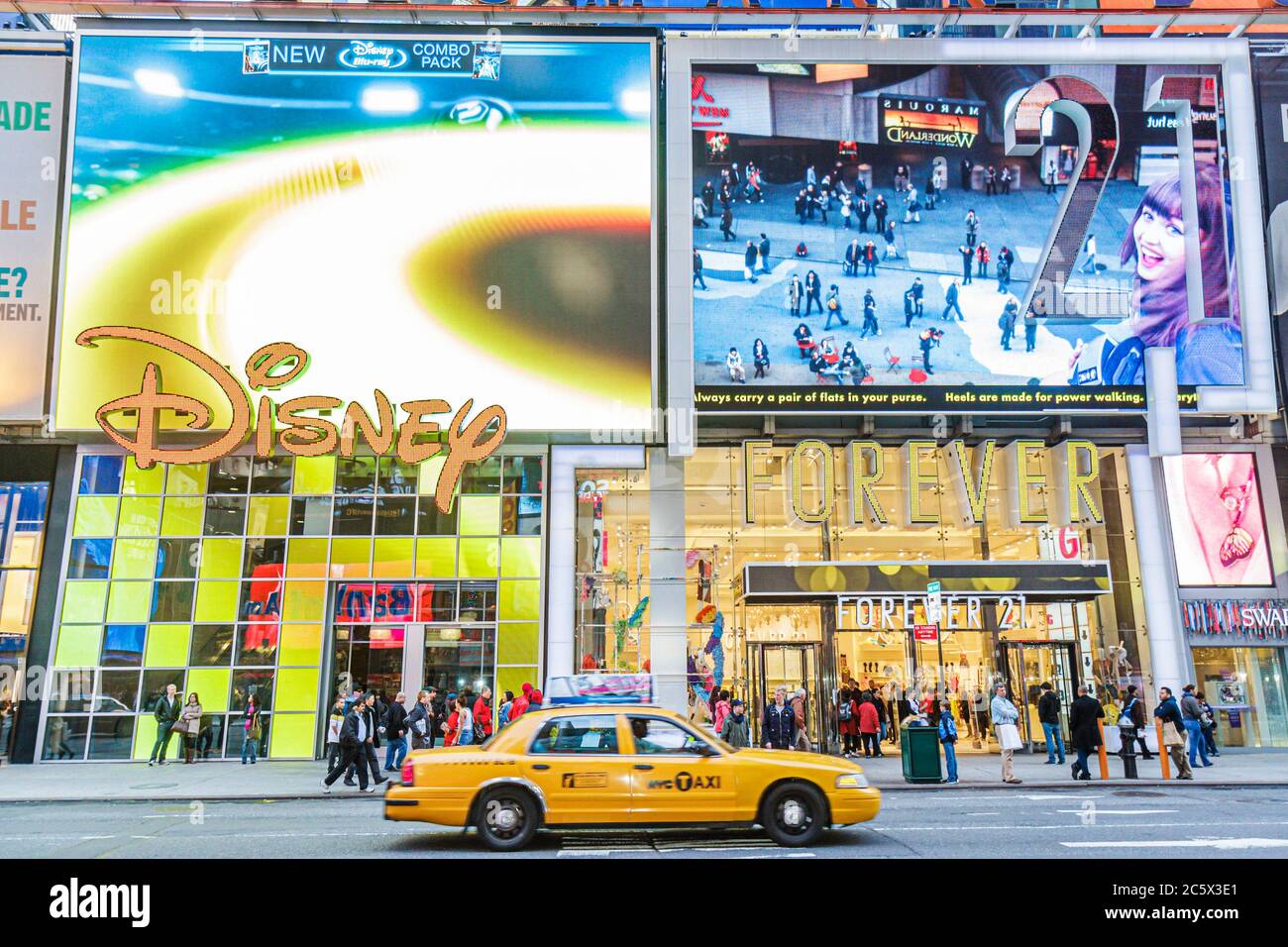 New York City, NYC NY Midtown, Manhattan, Times Square, Theaterviertel, beleuchtetes Schild, animierte LED, Disney, Forever 21, Geschäft, Geschäfte, Unternehmen, Bezirk, Stockfoto