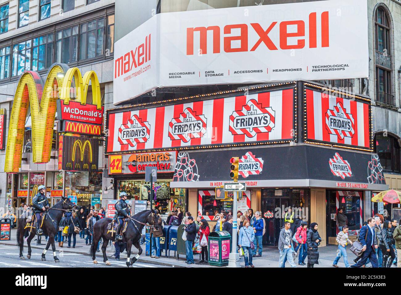 New York, New York City, NYC, Midtown, Manhattan, Times Square, Theaterviertel, beleuchtetes Schild, Werbewerbung, McDonald's, Burger, Hamburger Stockfoto