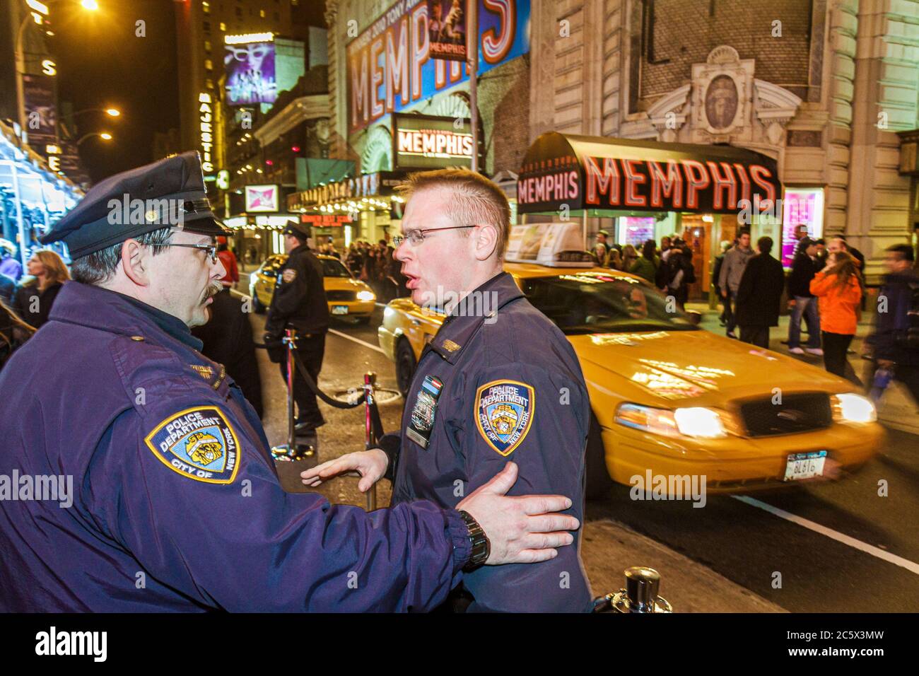 New York, New York City, NYC, Midtown, Manhattan, 44th Street, Harry Potter roter Teppich, Fan-Event, große Eröffnung, Menschenmenge Kontrolle, Polizist, Polizei, Mann Männer männlich A Stockfoto