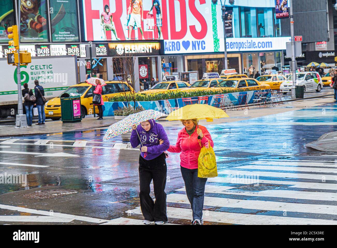 New York, New York City, NYC, Manhattan, Midtown, Times Square, beleuchtetes Schild, Taxi, Taxi, Taxis, Taxis, Frauen Frauen weibliche Erwachsene Dame, Mutter, Mutter, Eltern Stockfoto