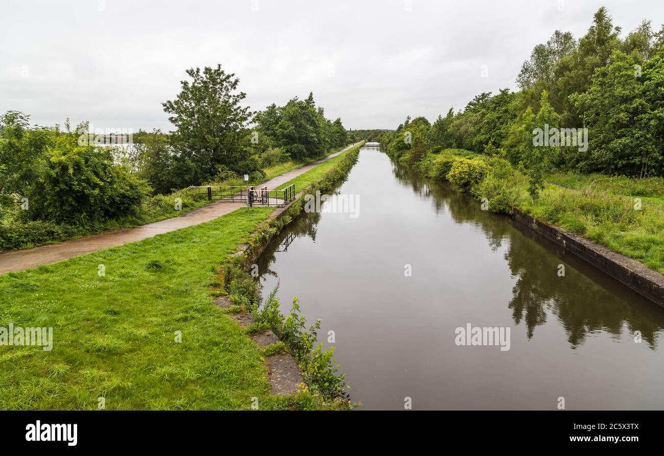 Blick entlang der Leigh-Filiale des Leeds Liverpool Canal an einem nassen Tag im Juli 2020 gesehen. Stockfoto