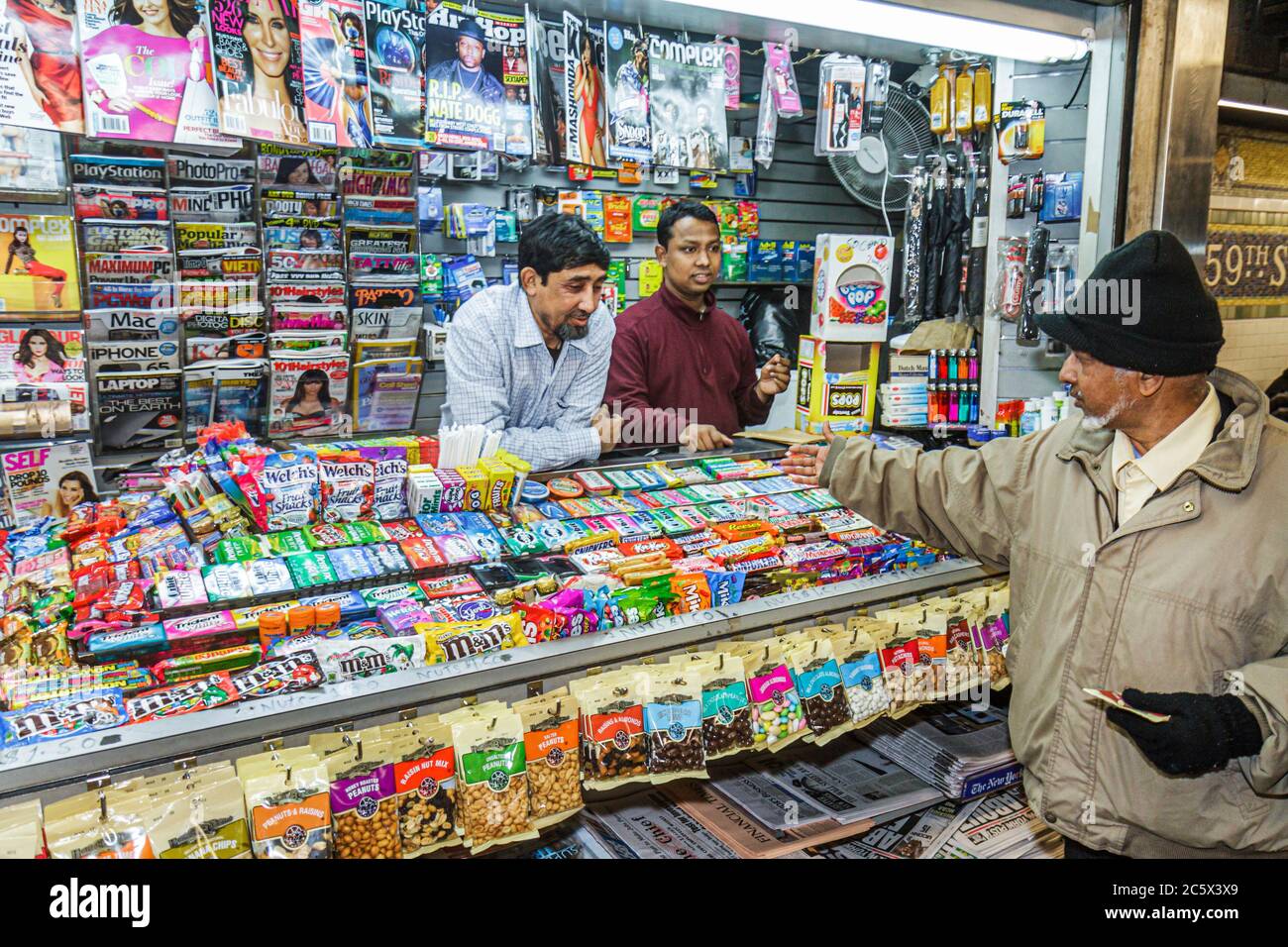 New York City, NYC NY Manhattan, Midtown, MTA, New York City, U-Bahn-System, 59. Street Station, Zeitungskiosks, Zeitschriften, Zeitungen, Snacks, Snacks, Gums, Süßigkeiten Stockfoto