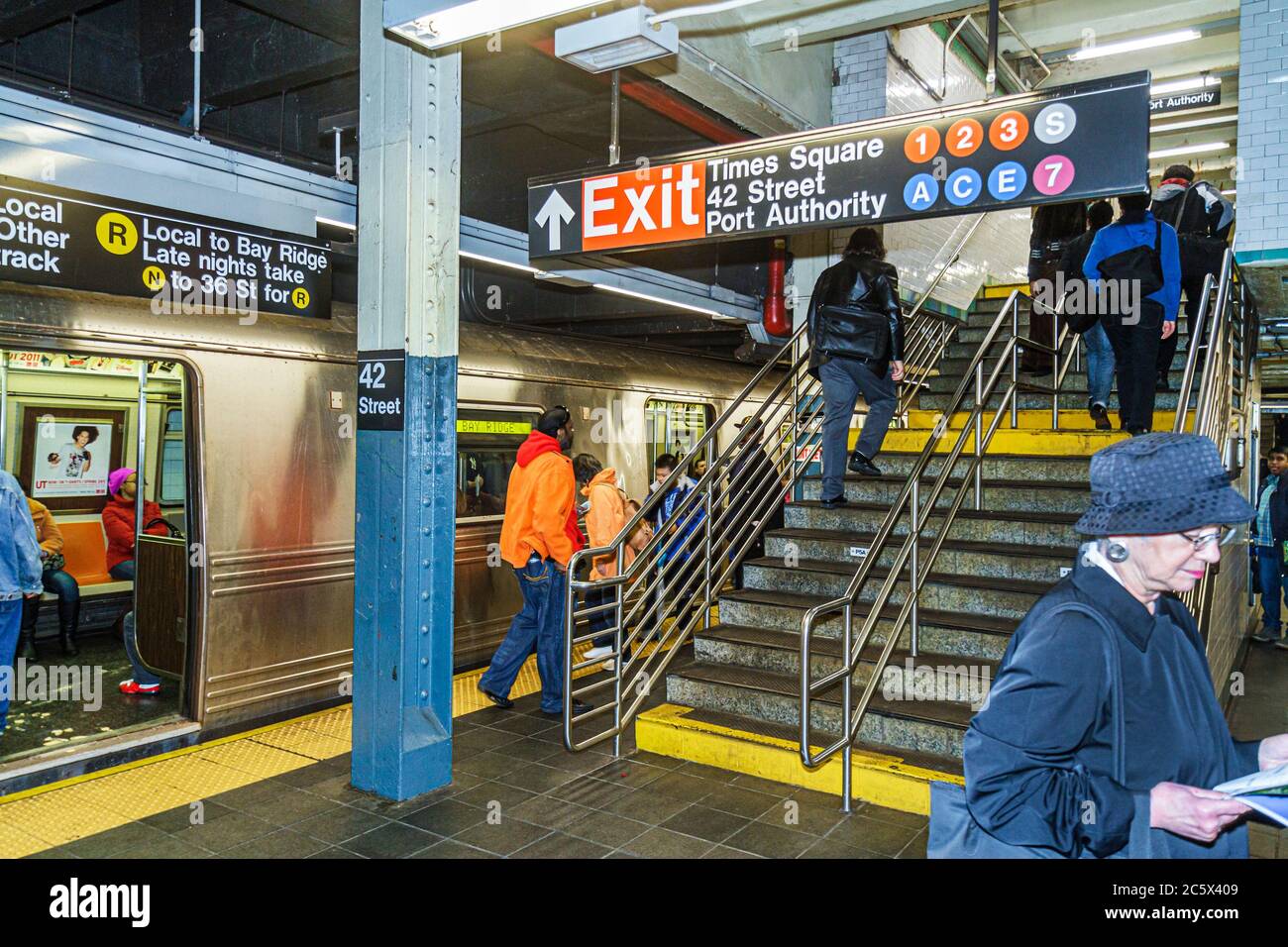 New York, New York City, NYC, Manhattan, Midtown, MTA, New York City, U-Bahn-System, öffentliche Verkehrsmittel, Times Square Station, A C E N R Q S 1 2 3 7 Autobahn Stockfoto