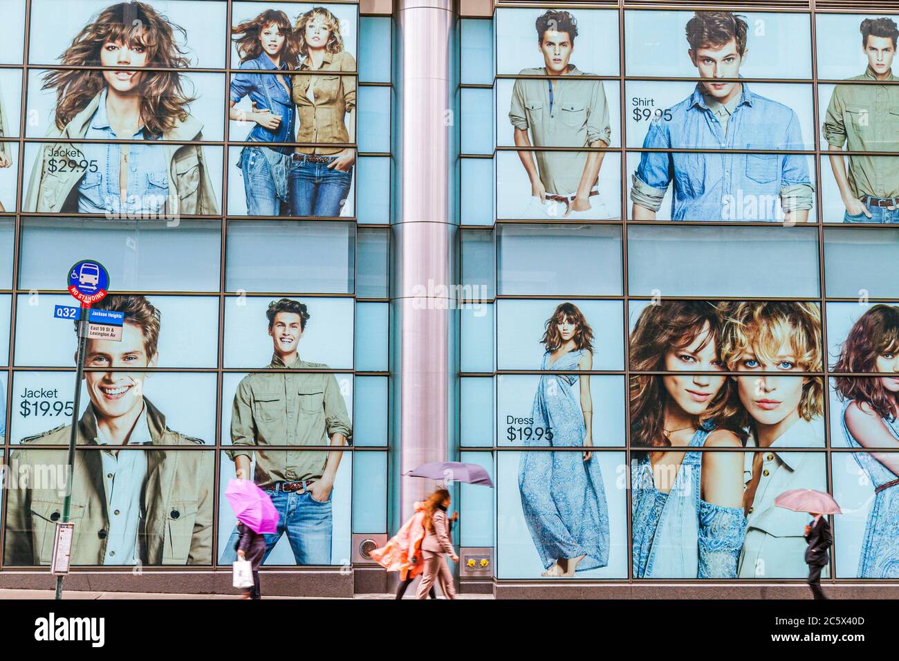 New York City, NY NYC Manhattan, Midtown, 59th Street, Straßenszene, Straße, Bürgersteig, Werbung, Anzeige, Werbetafel, Werbung, Anzeige, Modefotos, Kleidung, Klimaanlage Stockfoto