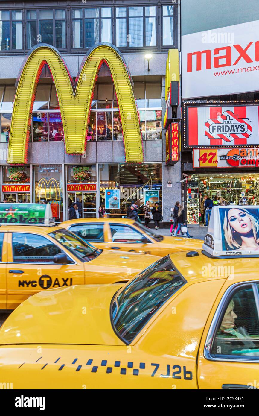 New York City, NYC NY Manhattan, Midtown, Times Square, Taxi, Taxi, Taxi, Taxis, gelb, McDonald's, Burger, Hamburger, Fast Food, Restaurants, Restaurants, Restaurants Stockfoto