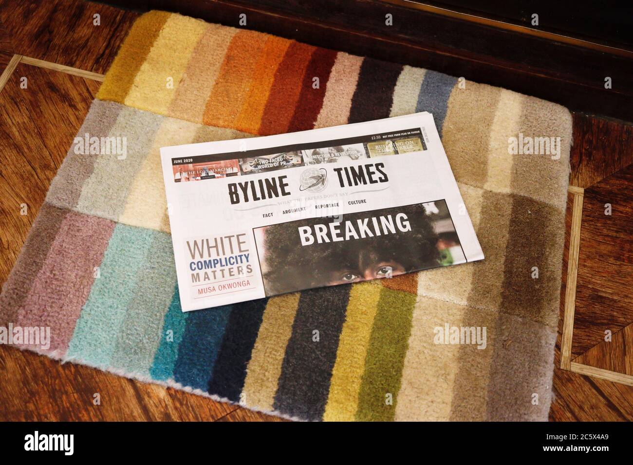 Eine neue Kopie der unabhängigen Zeitung Byline Times landet auf der Fußmatte. Stockfoto