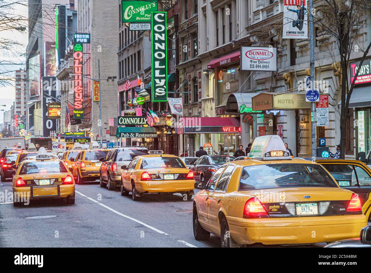 New York, New York City, NYC, Manhattan, Midtown, 45th Street, Straßenszene, Stau, Taxi, Taxis, Taxis, Taxis, Taxis, hinten, Schild, Logo, Connolly's, Restaurants Stockfoto