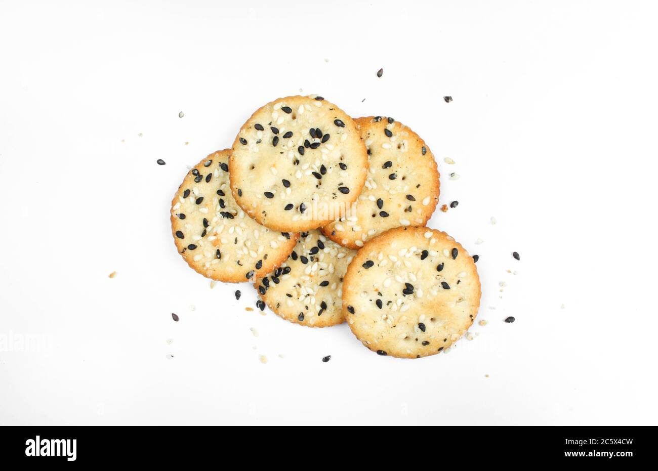 Salzige Cracker isoliert auf weißem Hintergrund. Leckerer Snack mit Sesamsamen Stockfoto