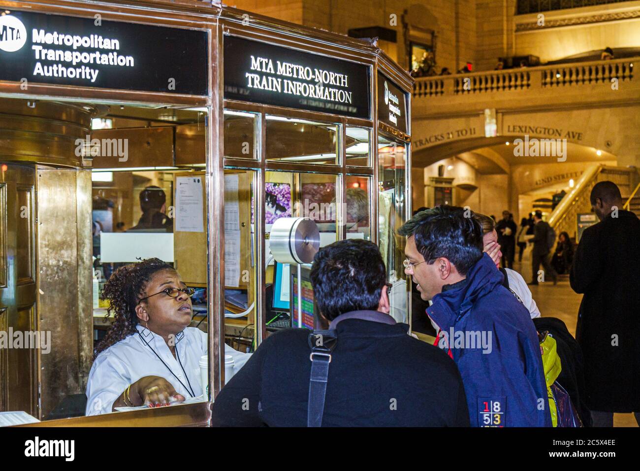 New York, New York City, NY NYC, Manhattan, Midtown, 42nd Street, Grand Central Station, Eisenbahn, Zugterminal, Informationsfenster, Black Blacks African Afri Stockfoto