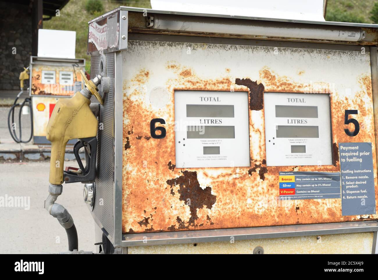 Verrostete Benzinpumpen an einer stillgelegt Shell Tankstelle in Williams Lake, British Columbia, Kanada Stockfoto