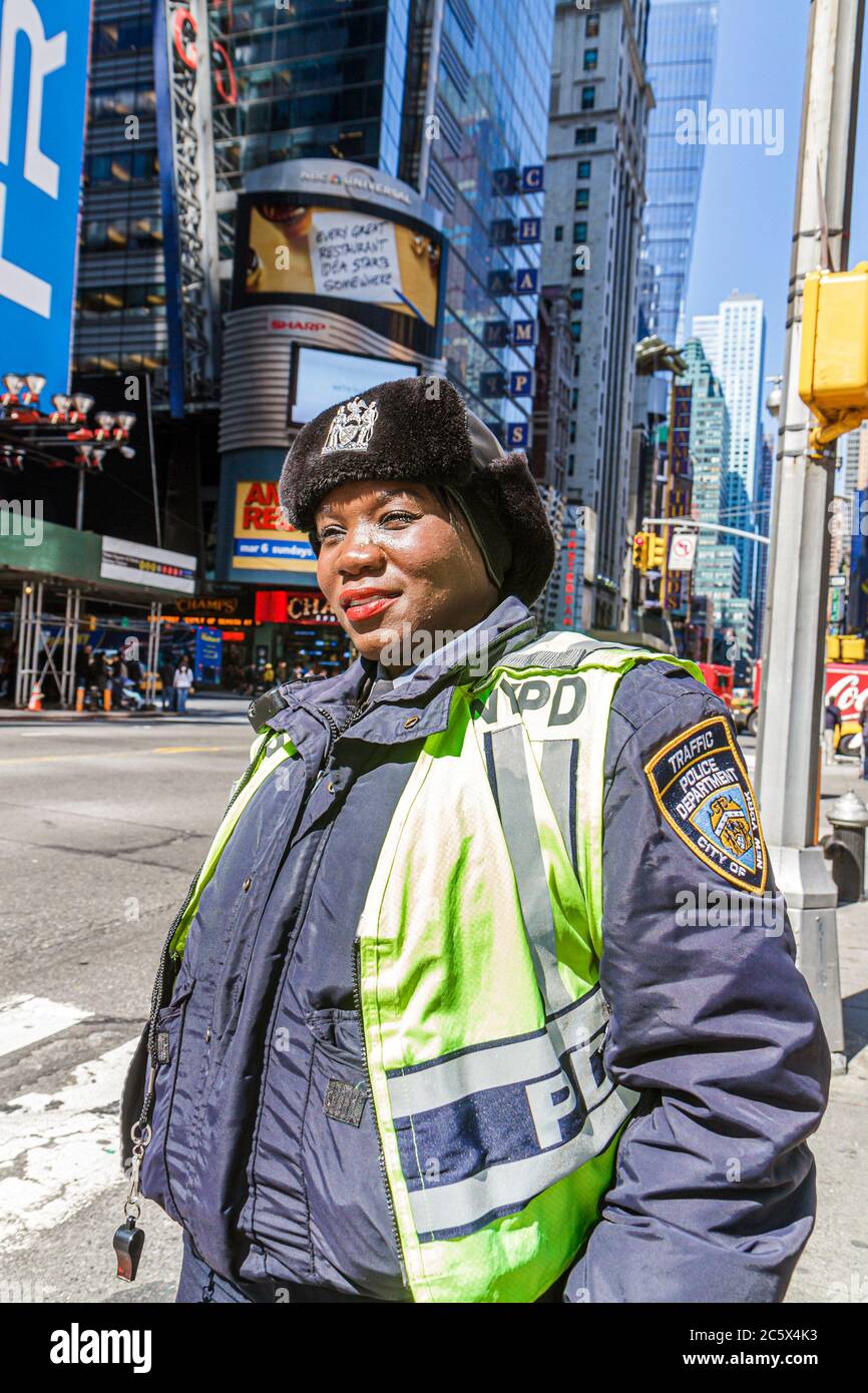 New York City, NYC NY Manhattan, Midtown, Times Square, Straßenszene, schwarze Frau weibliche Erwachsene Erwachsene, NYPD, Polizeibeamter, öffentliche Sicherheit, Gesetzesvergebung Stockfoto