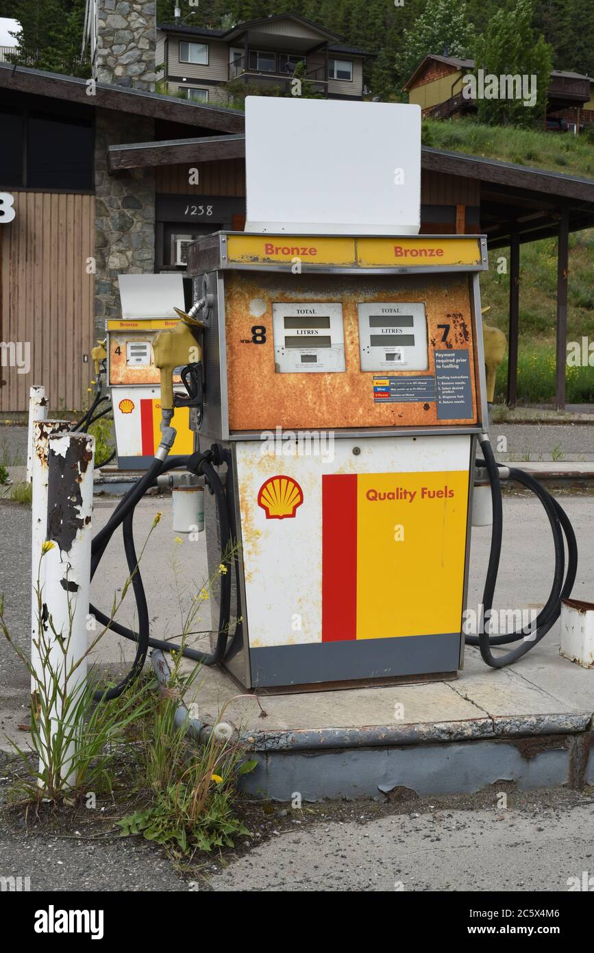 Verrostete Benzinpumpen an einer stillgelegt Shell Tankstelle in Williams Lake, British Columbia, Kanada Stockfoto