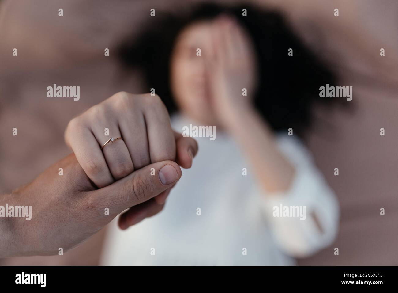Mann hält glückliche Verlobte Hand mit Gold Verlobungsring auf ihrem Finger  nach Heiratsantrag. Verlobter zeigt Ehering Stockfotografie - Alamy