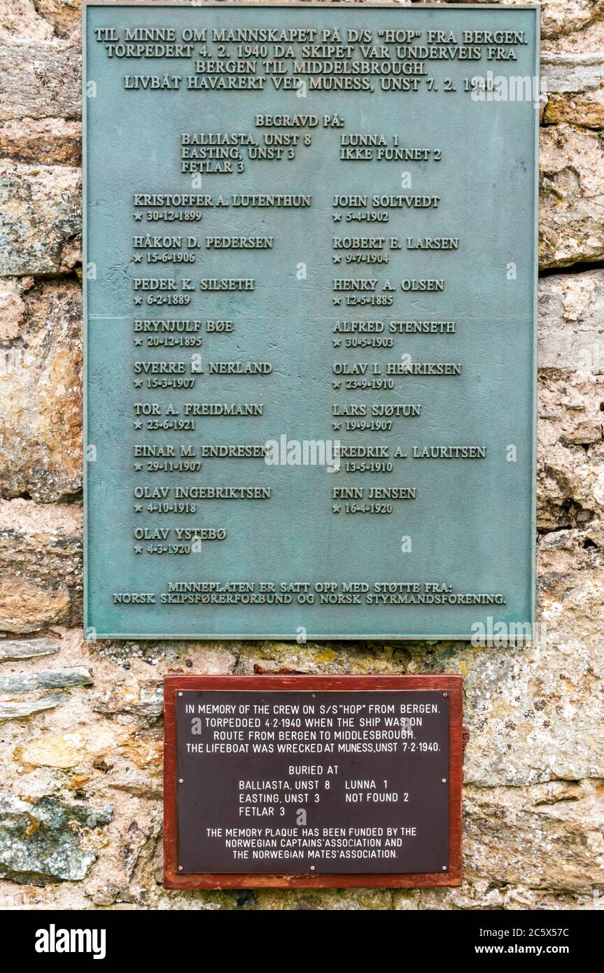 Gedenkstätte in der St. Olaf's Church, Balliasta in Shetland, an 8 norwegische Seeleute, die am 4. Februar 1940 bei der Torpedoierung der SS Hop aus Bergen in Norwegen getötet wurden. Stockfoto