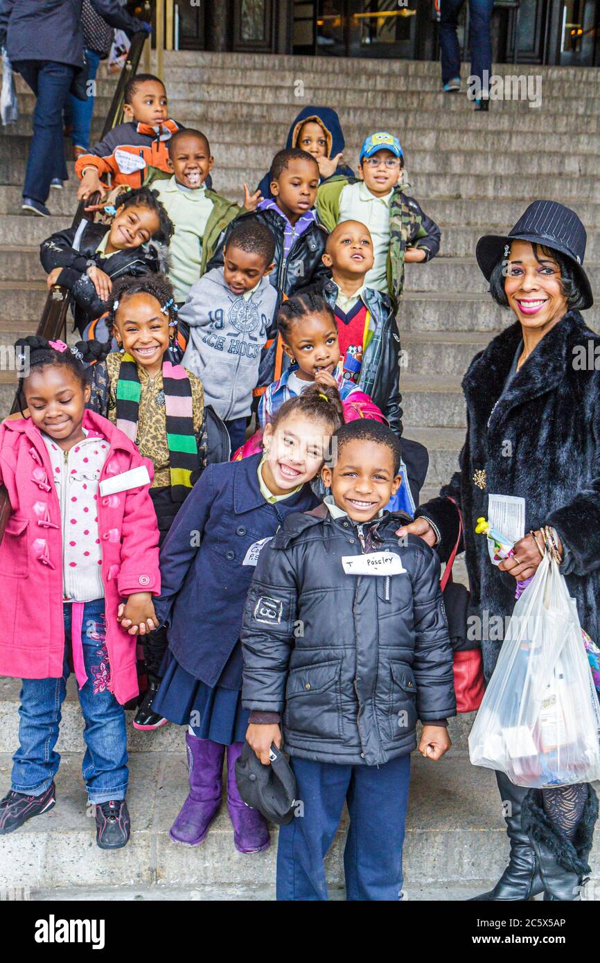 New York City, NY NYC Manhattan, Uptown, Central Park West, American Museum of Natural History, Schwarze Frau Frauen Erwachsene Erwachsene, Jungen, männliches Kind Stockfoto