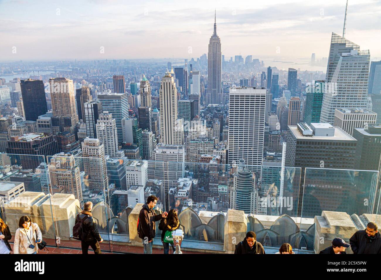 New York City, NYC NY Manhattan, Rockefeller Center Aussichtsplattform auf der Oberseite des Felsens, Skyline der Stadt Wolkenkratzer Südblick Besucher des Empire State Building Stockfoto