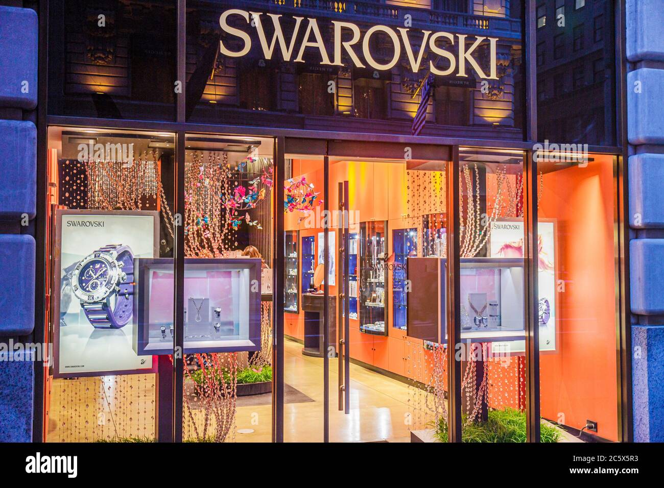 New York City, NY NYC Manhattan, Midtown, 5th Fifth Avenue, Swarovski, österreichisches Unternehmen, Shopping Shopper Shopper Shopper Shops Market Markets Marketplace Buy Stockfoto