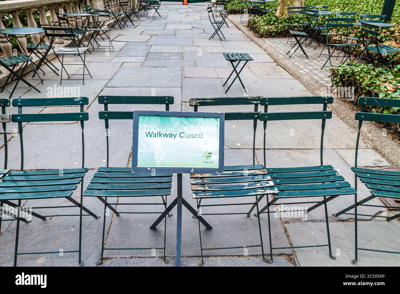 New York City, NYC NY Manhattan, Midtown, 40th Street, Bryant Park, öffentlicher Park, Gehweg, Stühle, Grenze, Barriere, geschlossen, Schild, Information, NY110408007 Stockfoto