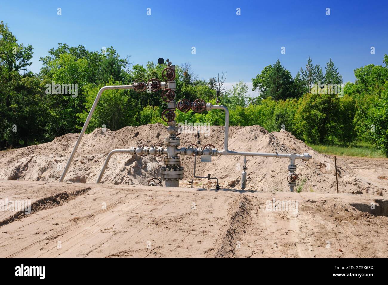 Vorbereitung einer Gasbrunnen für die Überholung. Bau des Bohrlochkopfes und der Plattform für die Installation der Überarbeitungs-Anlage Stockfoto