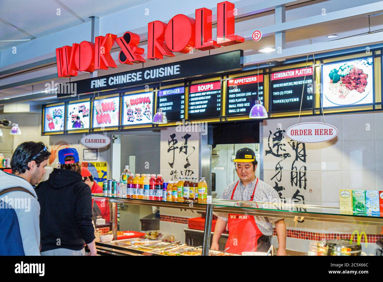 New York, New York City, NYC, Brooklyn, John F. Kennedy International Airport, JFK, Terminal, Wok & Roll, ethnische Küche, chinesische Küche, Theke, Restaurants, Kette, asiatische Küche Stockfoto