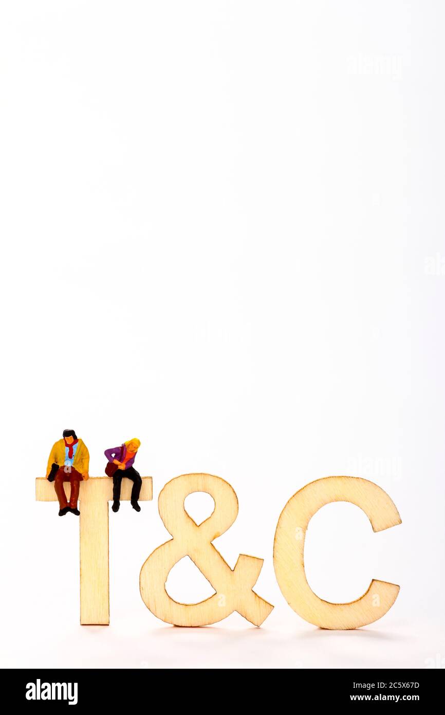 AGB abgekürzt zu t t und mit einer Miniatur Figur Paar saß auf dem Buchstaben T Stockfoto