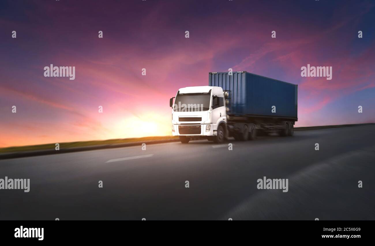 Nahaufnahme Container LKW Transport Fahren auf der Autobahn Straße in schöner Himmel Zeit. Stockfoto
