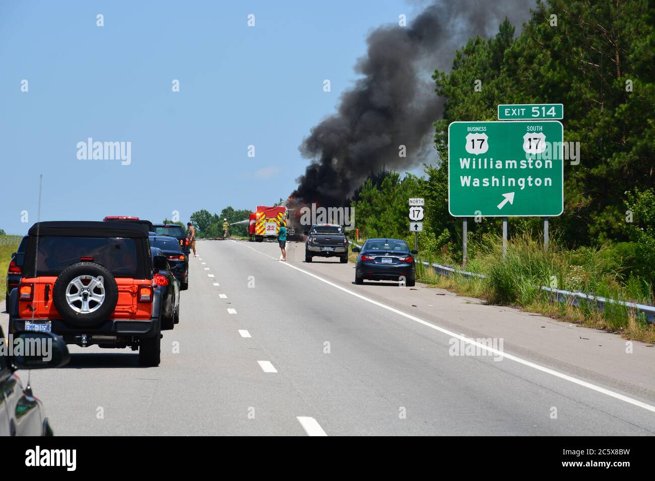 Bei einem Fahrzeugbrand auf dem Highway 64 außerhalb von Williamston North Carolina steigt dunkler Rauch auf. Stockfoto