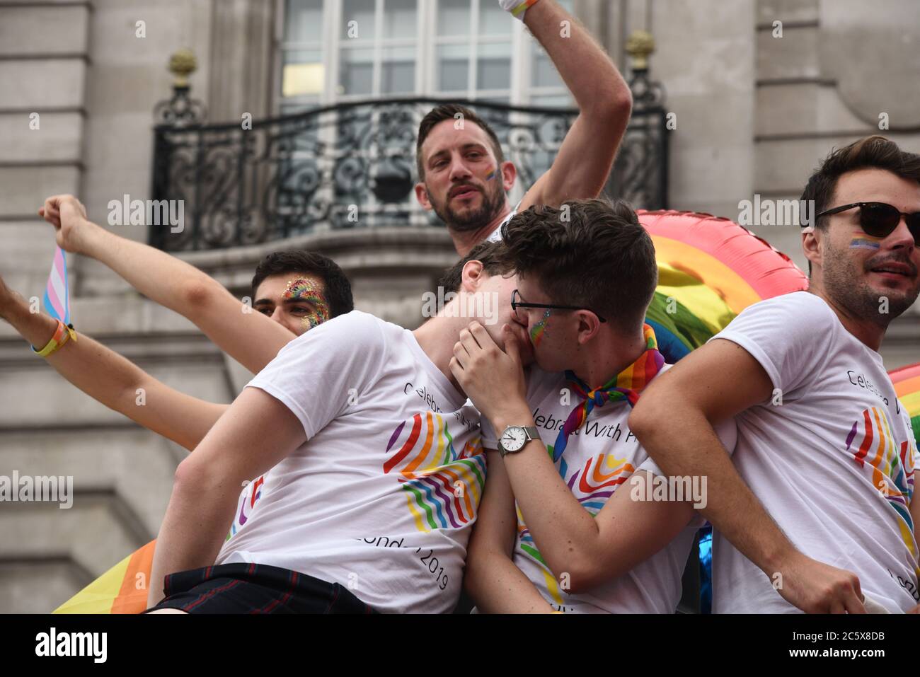 London, Großbritannien, 6. Juli 2019: Gay Happy Pride Männer küssen und Parade am 6. Juli 2019 London, Großbritannien. Stockfoto