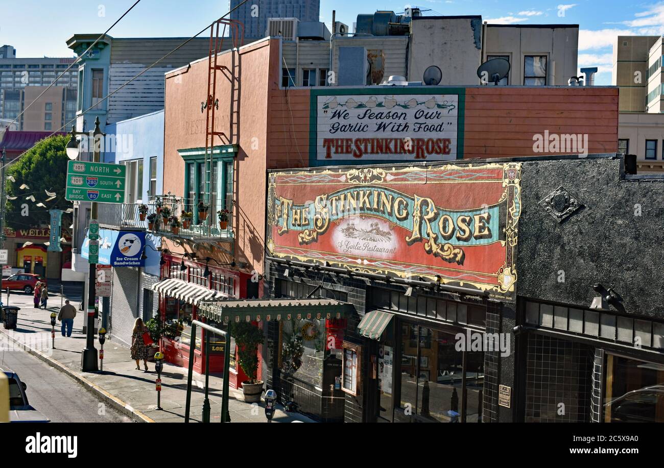 Fassade des Kleben Rose Restaurant an der Columbus Avenue in der Innenstadt von San Francisco, Kalifornien. Wir würzen unsere Speisen mit Knoblauch-Schild über dem Eingang. Stockfoto