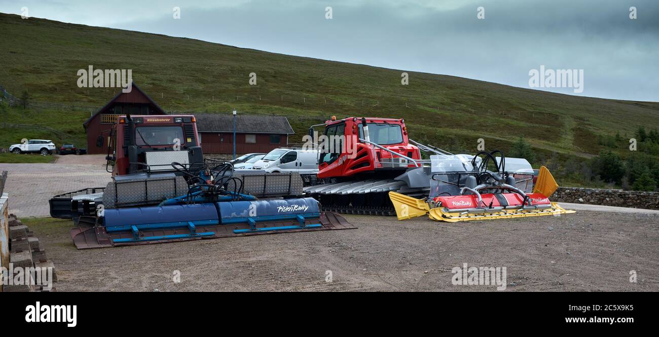 In einem nassen und düsteren Juli warten Schneekatzen darauf, im Lecht Ski Center in Aktion zu treten Stockfoto