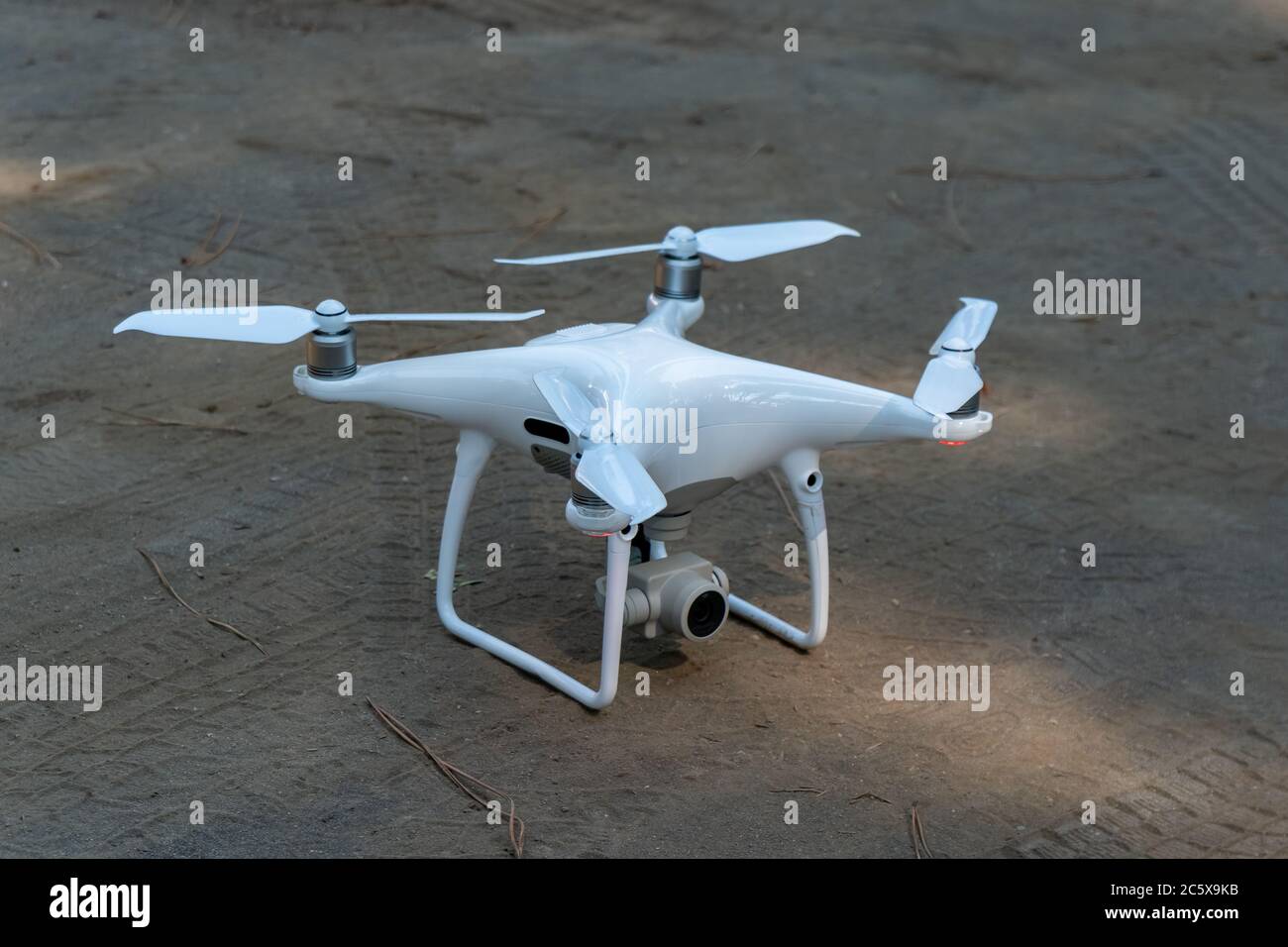 Weiße Drohne am Boden, moderne Technik Stockfoto