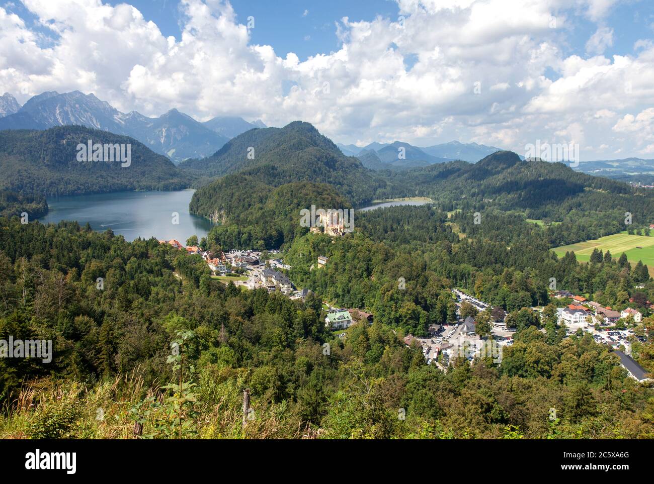 Blick auf die Touristenstadt Hohenschwangau und den Alpensee vom Schlossgelände Neuschwanstein aus gesehen, Bayern, Deutschland. Stockfoto