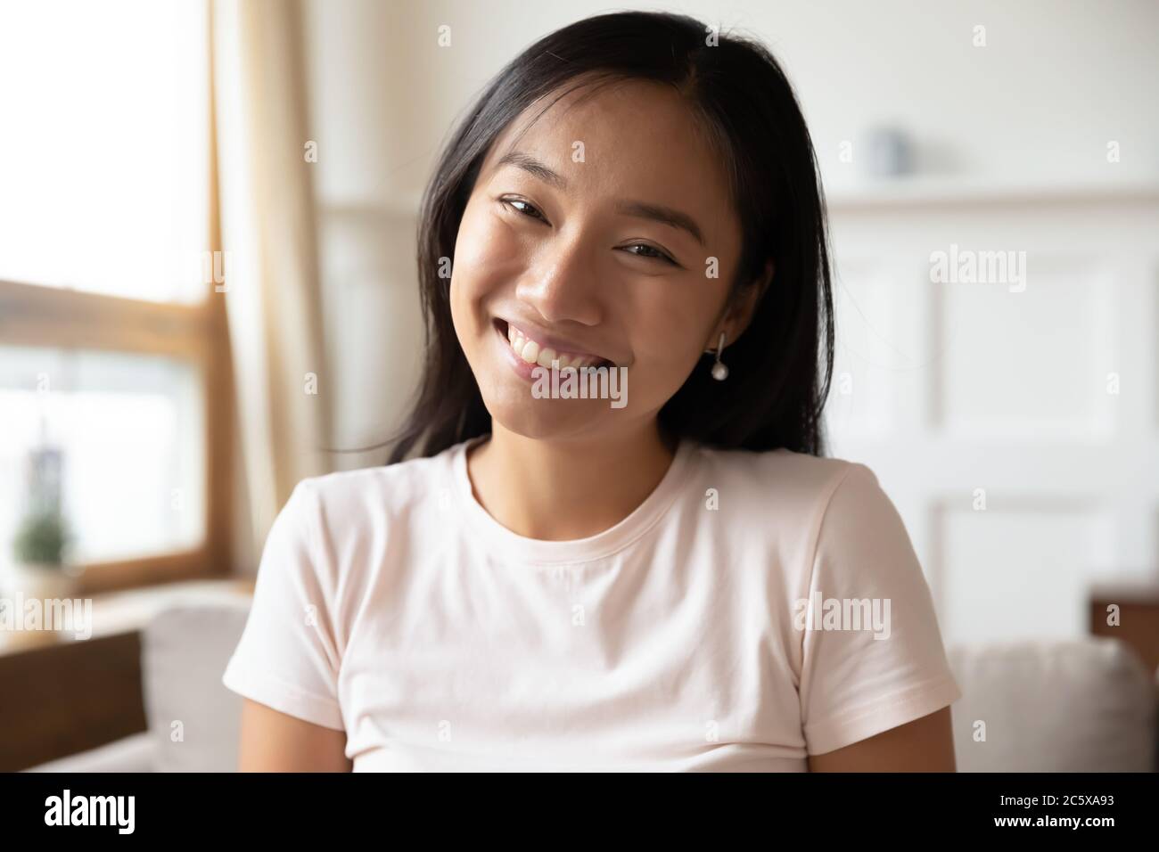 Schöne lächelnde vietnamesische Ethnie junge Frau Blick auf Kamera. Stockfoto