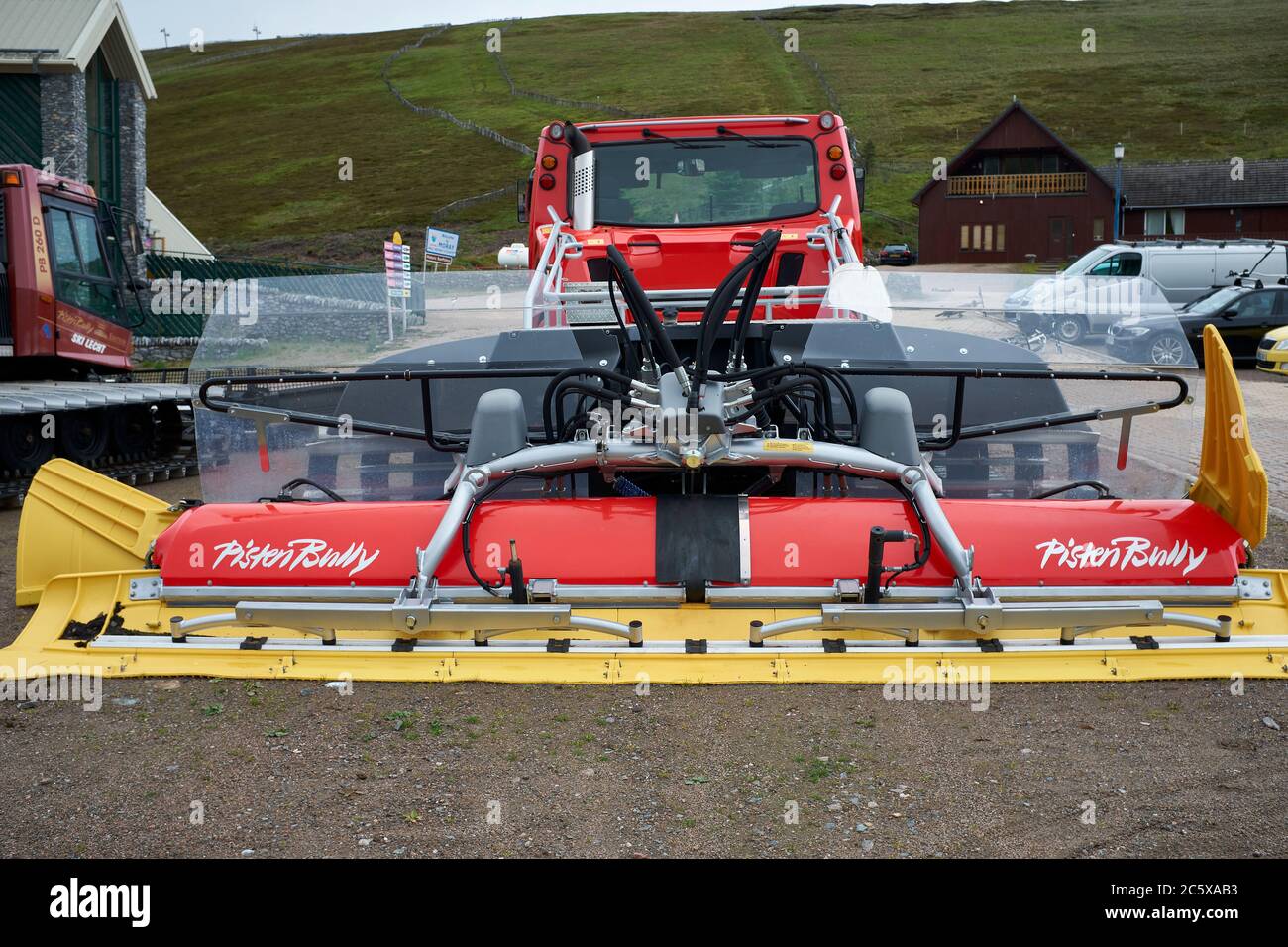 In einem nassen und düsteren Juli warten Schneekatzen darauf, im Lecht Ski Center in Aktion zu treten Stockfoto