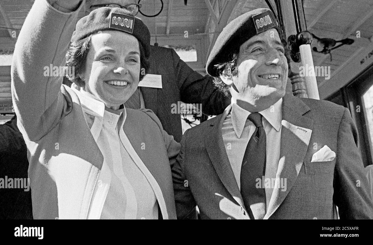Tony Bennett und die Bürgermeisterin Dianne Feinstein bei der Seilbahn in San Francisco benifit 29. Oktober 1980 Stockfoto