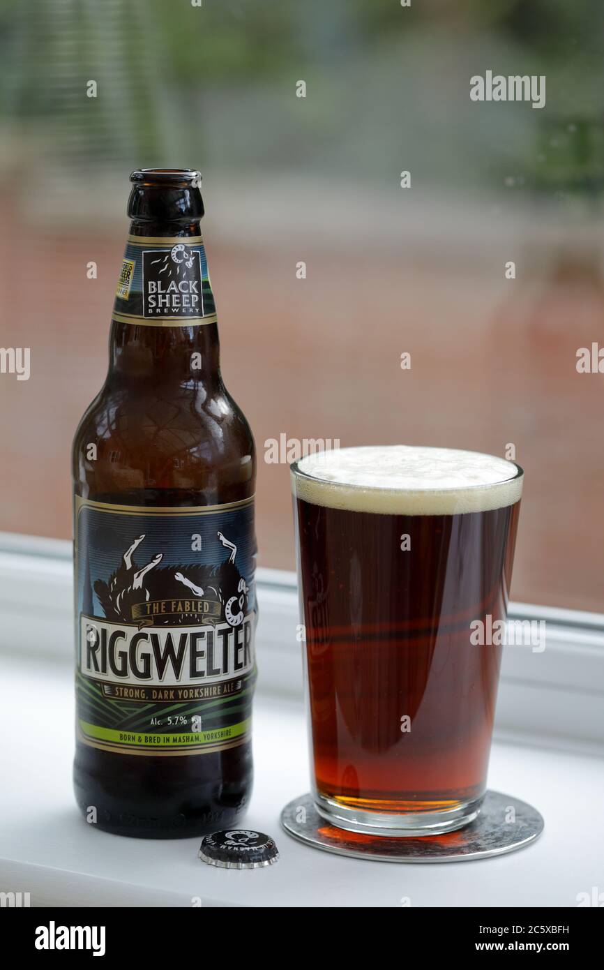 Eine Flasche und gegossenes Glas Riggwelter, kräftiges dunkles yorkshire Ale aus der Black Sheep Brauerei Stockfoto